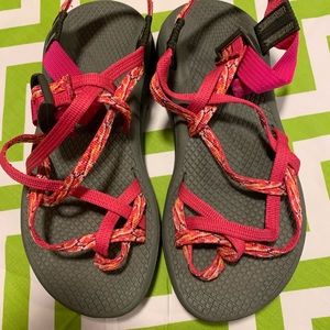 Womens chacos 6